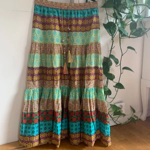 Zara maxi kjol - Säljer denna underbara zara kjol, då den inte passar mig. Den är i jätte bra skick, då jag bara har använt den 1-2 gånger💗Storleken är xs men Zaras storlekar kan vara lite trixiga. Skulle säga att den passar xs-m. Du står för frakten📦💗