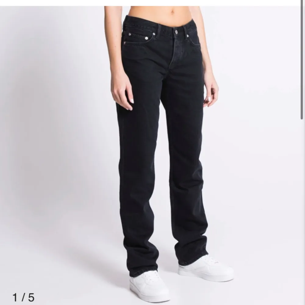 Svarta lågmidjade jeans från lager 157. Knappt använda och inga defekter💗. Jeans & Byxor.