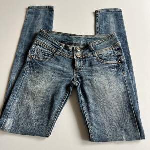 Jätte fina low waist stradivarius jeans. Med fina dejtare på fickor och ben. Modellen är skinny och i storlek 34