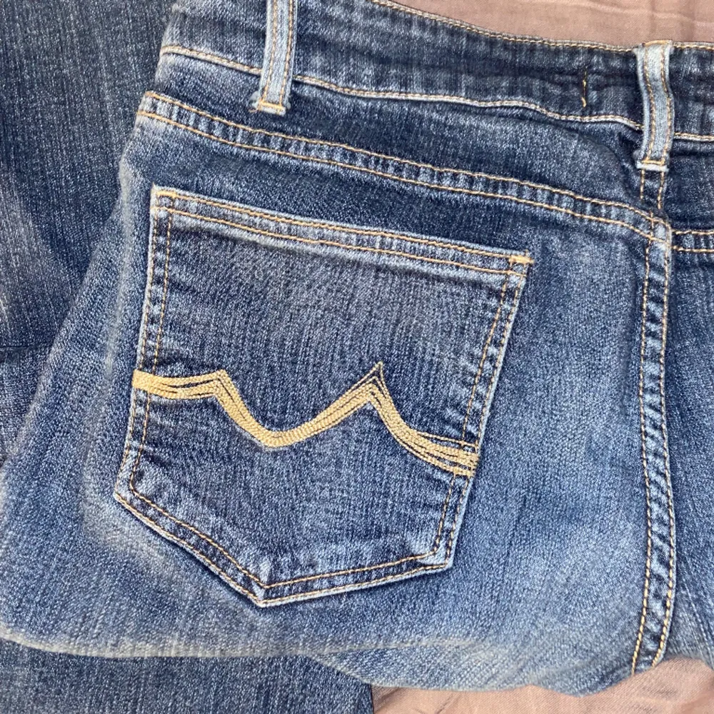 Lågmidjade jeans, köpte secondhand! Sjukt snygga och inte använda så mycket, bra kvalitet🥰 Vet inte märket, därav priset :). Jeans & Byxor.