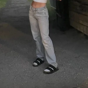 Gråa low waist jeans - Ett par jätte snygga Low waist jeans från Gina tricot💕 Dom är exakt som nya. Första bilden är lånad från tjejen jag köpte jeansen ifrån innan. Säljer då dom var för långa för mig därav har jag inte använt dom🙌🏽 kom privat för fler bilder.