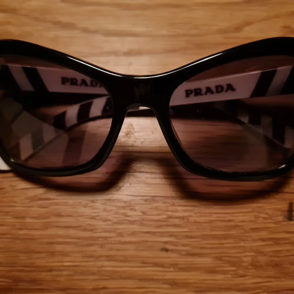 Begagnade solglasögon från Prada.. Accessoarer.