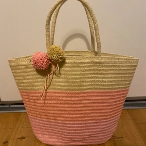 Strand väska  - En strand väska från h&m, bra skick använd 3 eller 4 gånger 