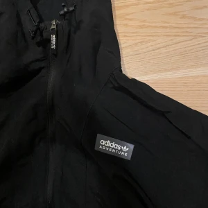 LIMITED EDITION ADIDAS WINDBREAKER - En väldigt sällsynt windbreaker från adidas. Passar nu till våren och hösten! Nu pris 1500kr mitt pris endast 399kr men pris kan diskuteras vid snabb äffär! Hör av er vid minsta lilla🤝