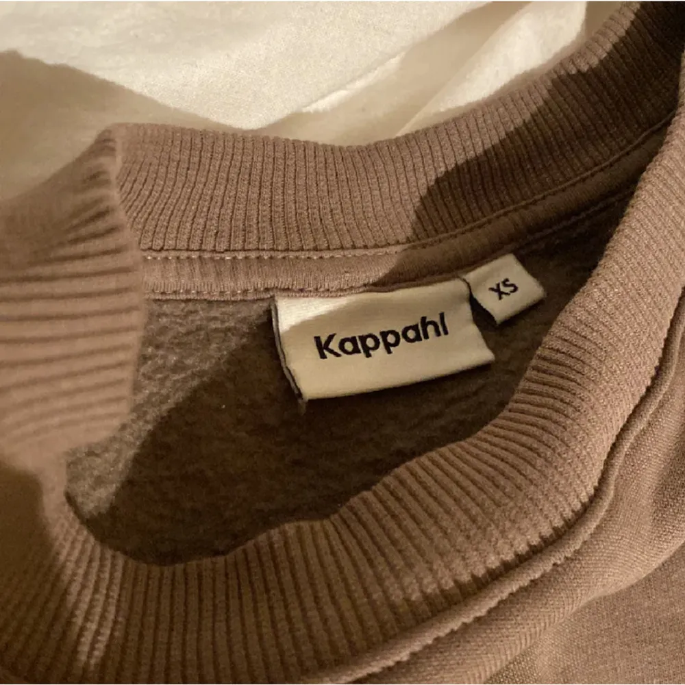 En brun fin tröja som nästan aldrig användes, skönt material från Gina i storlek XS💕💕. Tröjor & Koftor.