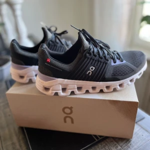 On cloud skor  - I fint skick dyra i inköp. Stl 39 passar mig som har 38 också. 