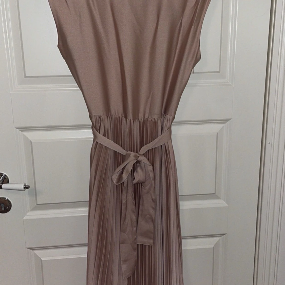 Dusty-rosen färgad midiklänning i silkes material! - 90