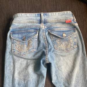 Super snygga lågmidjade bootcut jeans från hm. Dem va väldigt populära förut och går fortfarande inte att köp online. 