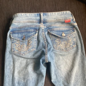 Lågmidjade bootcut jeans med coola fickor  - Super snygga lågmidjade bootcut jeans från hm. Dem va väldigt populära förut och går fortfarande inte att köp online. 