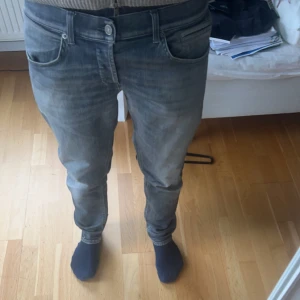 Dondup jeans George - Säljer ett av mina par dondup jeans utav modellen George sjukt eftertraktade och snygga storlek 33 skick 9/10 / priset är prutbart vid en snabbaffär / modellen på bilden är cirka 187cm lång