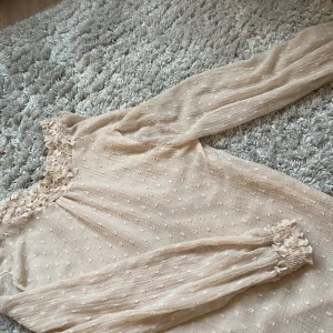 Rosa sommar blus  - Rosa blus från zara perfekt till sommaren. Toppen är något genomskinlig. Knappt använd💕