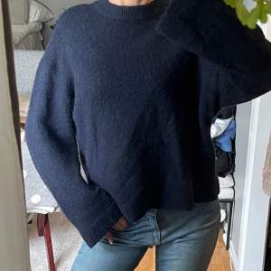 Säljer populär stickad tröja i ull från Gina tricot i storlek XS! Använd fåtal gånger men i mycket fint skick