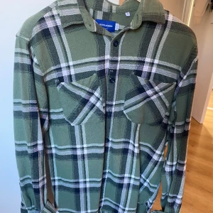 Overshirt/skjorta - Säljer snygg skjorta i tjockare material som jag använt mest som overshirt med en t-shirt under. Super snygg och enkel inflr våren