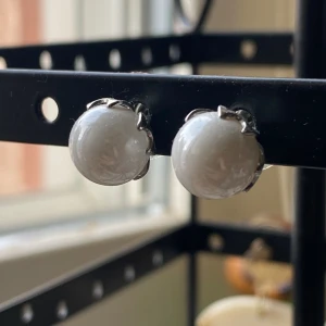 vita runda örhängen  - vita örhängen i okänd metall. kontakta gärna vid frågor💕