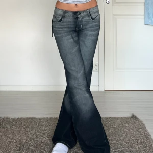 Jeans - midjemått: 36cm rakt över, innerbenslängd: 80cm 💗 lappar kvar