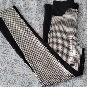 Leggins med silverpaljetter - Säljer denna tjusiga legginsen som är använd bara 1 gång. Silverpaljett framsida. Några har ramlat av men märks knappt. Tryck gärna på Köp nu