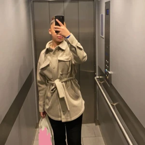 Kappa beige - En beige super fin kappa. Den är perfekt nu inför våren. Den är i bra skick, inga fläckar eller skador