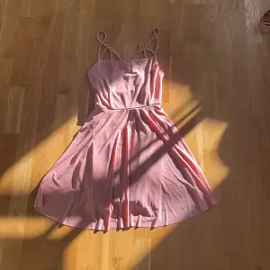 Jättefin rosa klänning från Bikbok i strl s! Är stretchig i materialet så passar även str m. 