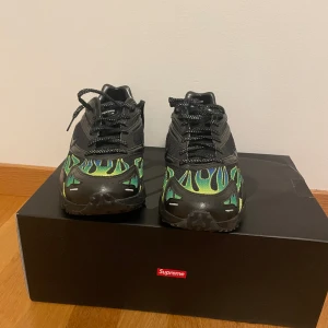 Supreme/ Nike colab  - Säljer dessa unika Zm STRK spectrum pls/Supreme, dessa går endast få tag från resellers tex StockX där kostar dom i storlek 45, 5000kr. JAG har aldrig haft på mig dom och allt papper osv är kvar. Be gärna om mer bilder på låda eller skor. 