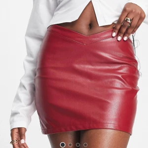 Röd skinnkjol läderimitation helt ny oanvänd minikjol. Vinröd kjol  - Helt ny oanvänd minikjol i läderimitation. Vinröd i färgen 