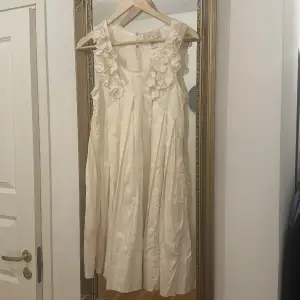 Gräddvit klänning från The Garden Collection H&M ! Knappt använd, inga defekter