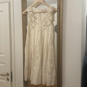 Supersöt klänning med fina detaljer! - Gräddvit klänning från The Garden Collection H&M ! Knappt använd, inga defekter