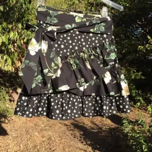 Super fin sommar kjol från h&m som knyts på sidan! ( första bilden är inte min men det är samma kjol)
