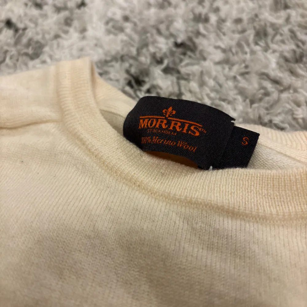 Morris benvit tröja i nyskick! Knappt använd pga för liten. Tröja kostar nu på boozt 1600kr! Du får resella tröjan eller vad som helst bara den säljs. Tröjor & Koftor.