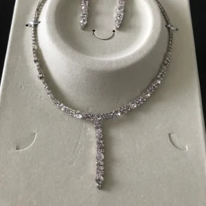 Ett Vackert Glittrande / Gnistrande Strass Hslsband Set  - Helt ny  Justerbar mellan 36.00-50.00 cm 