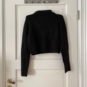 Stickad tröja - Ribbstickad croppad tröja från Monki. Storlek M. Stretchigt material. Använd men i fint skick. Bara att fråga om det är något du undrar! Kan mötas på Järntorget i Göteborg eller skicka, köparen står för frakt.