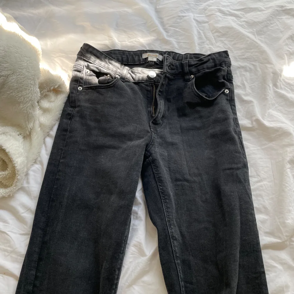 säljer dessa svart jeans från gina i storlek 164 då jag växt ur dem💕. Jeans & Byxor.