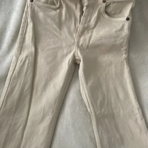 Crémefärgad jeans - Jeans från Zara, stl.32