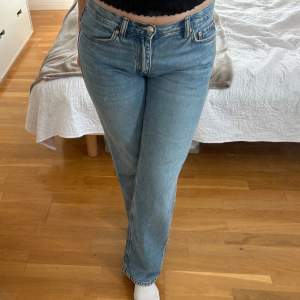 Säljer dessa snygga lågmidjade jeans från Gina då de är lite för korta på mig. Jag är 170 cm🩷  Midja: 42 cm Innerben: 77 cm