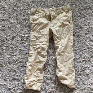 Beiga jeans (barn) - Beiga jeans från Hampton republik i storlek 98. Aldrig använda. Bild 1: framsidan  Bild 2: baksidan 