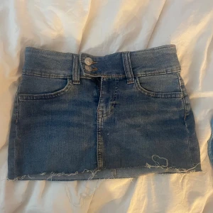 Mini kjol - Säljer min mini kjol då den ej komer till användning 