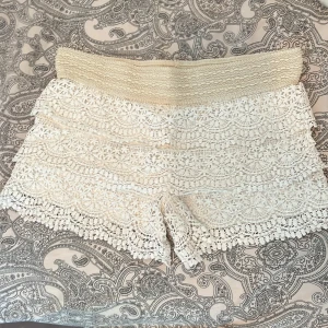 Virkade shorts - Säljer dessa shorts då jag har ett par liknande som passar bättre står inte storlek men skulle säga att dem passar s kontakta vid frågor och funderingar
