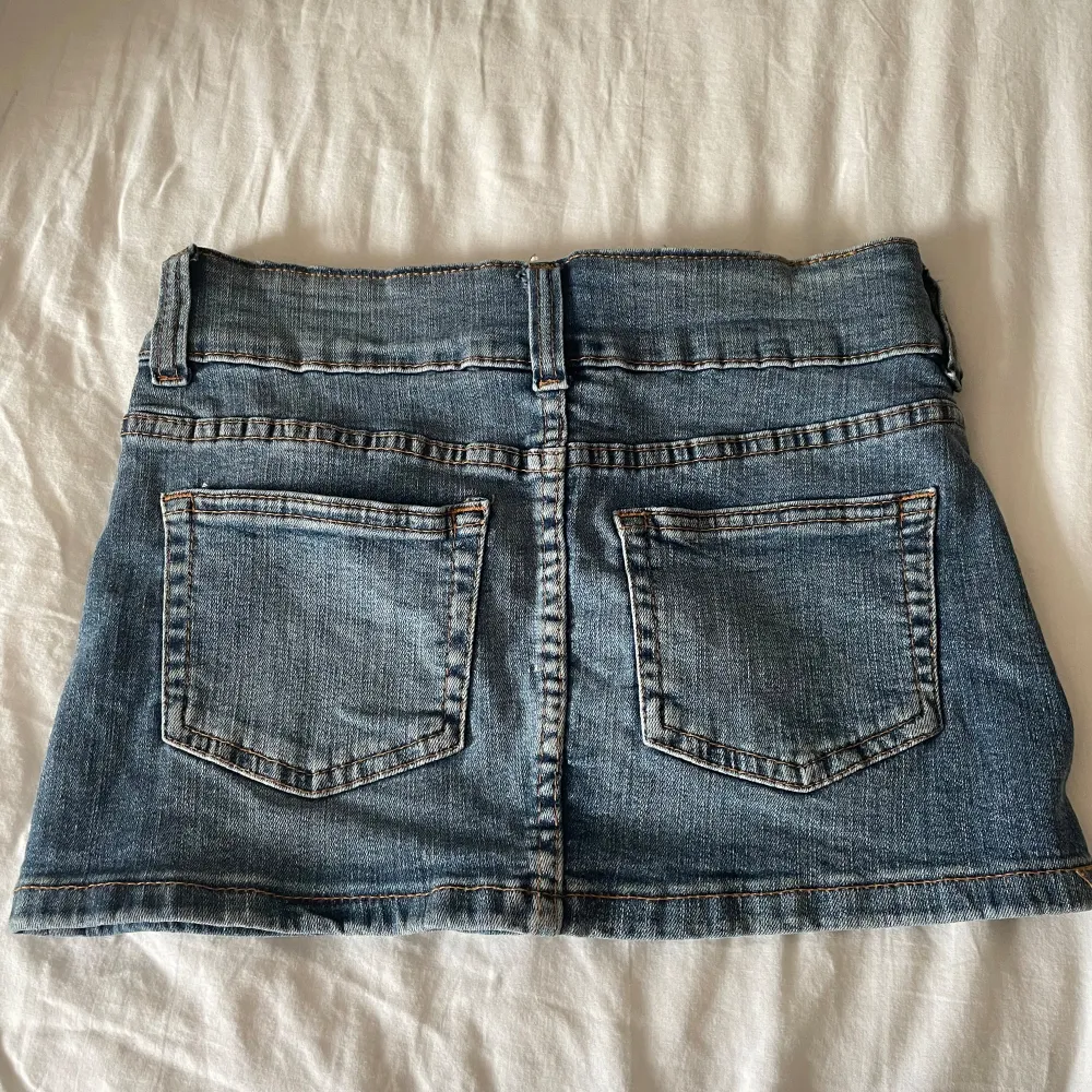 En blå jeans kjol, den har andvänts 2 gånger💕 väldigt liten i storleken så skulle nog säga att den är 134/140💘annars väldigt bra skick! Skriv innan köp. Kjolar.