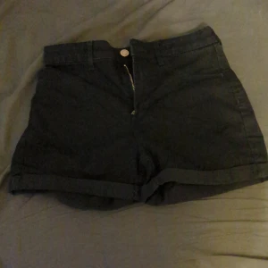 Svarta jeansshorts - Jättesnygga svarta jeansshorts perfect till sommaren! Har köpt i HM och säljer för sitter inte bra på dig! 