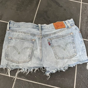 Jeansshorts från Levis  - Jeansskjorts från Levis i en ljusblå färg! 