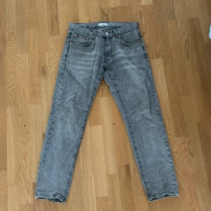 Jeans  - Ett par grå Woodbird jeans i st 28/30 för endast 149kr