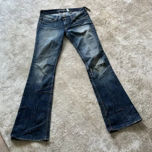Super low waist jeans 💋 - Mega snygga jeans ifrån GUESS premium! Kanske slitna men inget man tänker på! Står tyvärr inte vilken storlek. Men skulle gissa då dem är enorma på mig som har 32-34 att dem är i storlek 38 eller något högre❤️ skriv för mer info eller bilder!