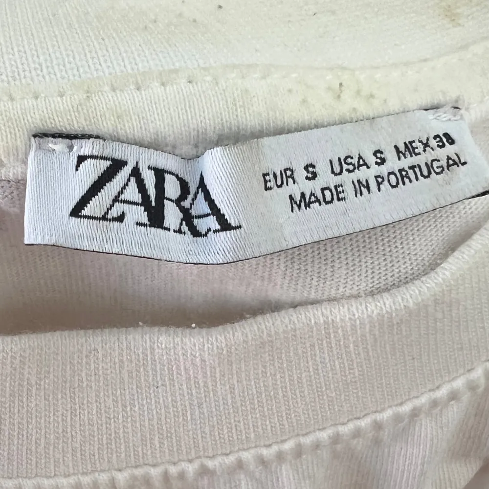 Zara T shirt Storlek S. Tröjan är i helt okej skick den är använd få tal gånger.. T-shirts.