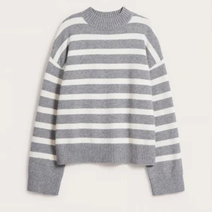Zara stickad tröja - Grå vit randig mysig stickad tröja från Zara. Kostade 499 kr.   S/M fast sitter lite baggy