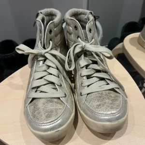 Super coola skor  - Säljer dessa super coola guldiga skor  