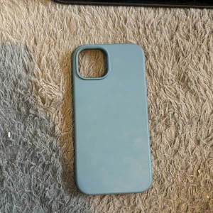 Mobilskal  - Mobilskal för IPhone 15. Mörk blå. Den har lite skrapor men det syns inte på lång håll