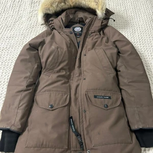 Canada goose jacket - Den bruna Canada Goose trillium-parkasen köptes från vestiaire-kollektivet. det finns ingen Canda goose-logga på handen. passar storlek xxs-s
