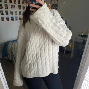 Stickad tröja  - En stickad tröja från hm i storlek S. Använd men inget som syns. 