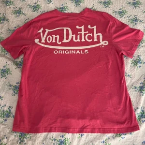 Von Dutch t-shirt! - Rosa skitsnygg T-shirt från Von Dutch. Köpt på Zalando🩷