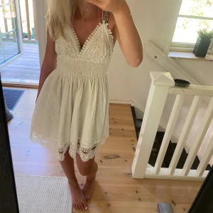 Zara klänning - Så fin klänning, använd 1 gång😇