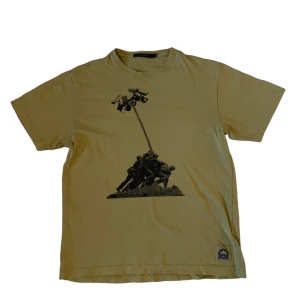 Vintage Tee  - 🚨Fet gul vintage tee med fett Banksy type print🚨M/S🚨Dma för mer bilder elr info🚨  #skate#jessepinkman#affliction#y2k#2000#baggy